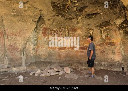 Touristen in ha Sekonyela 2 Rock Art Site, Tsatsane Bushman Paintings, Lesotho Stockfoto