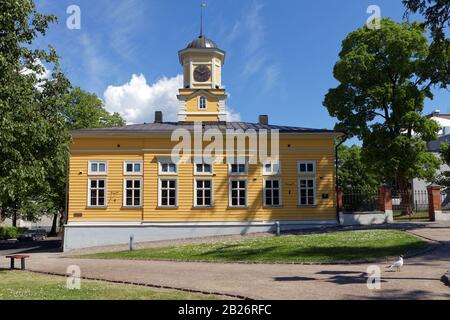 Lappeenranta, Finnland - 2. Juni 2018: Altes Rathaus von Lappeenranta an einem sonnigen Sommertag. 1829 erbaut, ist die älteste bestehende Holz- Rathaus i Stockfoto