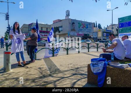 Haifa, Israel - 28. Februar 2020: Politischer Aktivist der Rechten Likud-Partei auf dem Ziv-Platz, 3 Tage vor den Wahlen 2020 (3. In Folge), i. Stockfoto