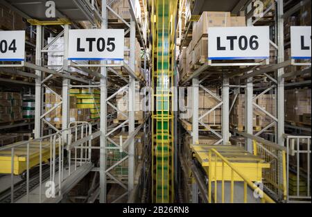 Peking, CHINA - 03. JUNI 2019: Moderne Automatisierung der Lagerproduktion in China. Stockfoto