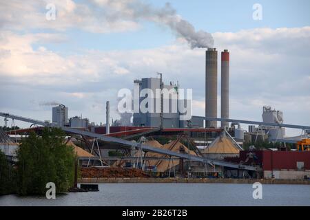 Lappeenranta, Finnland - 2. Juni 2018: Blick auf die Zellstofffabrik UPM vom Saimaa-See. Gegründet im Jahr 1892 Stockfoto