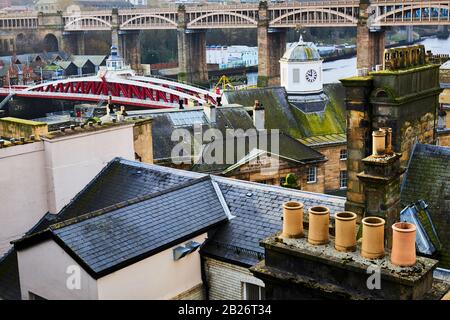 Blick über die Dächer von Newcastle auf die Swing Bridge und Die Hoch Gelegene Brücke über den Fluss Tyne Stockfoto