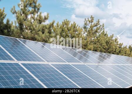 Solar-Panel erzeugt grüne, umweltfreundliche Energie aus der Sonne. Stockfoto