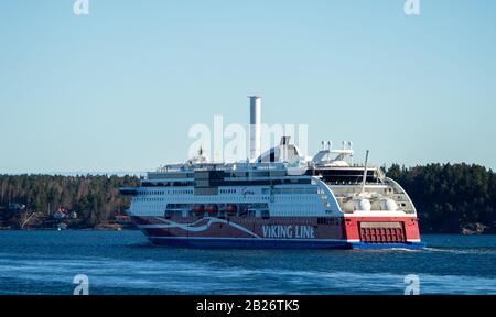 April 2019, Stockholm, Schweden. Schnelle Personen- und Autofähren der finnischen Seefahrt betreffen die Wikingerlinie Viking Grace, die mit drehsai ausgestattet ist Stockfoto