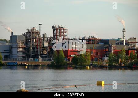 Lappeenranta, Finnland - 2. Juni 2018: Blick auf die Zellstofffabrik UPM vom Saimaa-See. Gegründet im Jahr 1892 Stockfoto