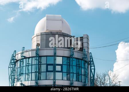 Kleines Observatorium und Planetarium über einem blau bewölkten Himmel Stockfoto