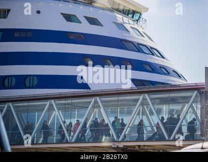 April 2019, Stockholm, Schweden. Die Passagiere verlassen die Fähre am Hafenterminal Vartahamnen in Stockholm. Stockfoto