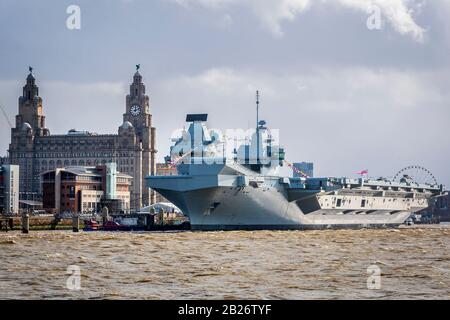 Der neueste Flugzeugträger der Royal Navy, die "HMS Prince of Wales", nahm den Liverpooler Pierhead bei einem Besuch mit freundlicher Genehmigung ab. Stockfoto