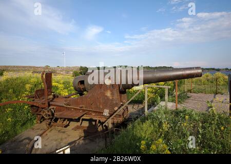 Russische Pistole an den Wänden der Festung Suomenlinna in Helsinki, Finnland Stockfoto