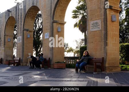 Valletta, Malta 02/05/2020 Menschen, die sich in Upper Barakka Bardens erholen Stockfoto