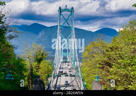 Vancouver - 05. Mai 2019: Chinatown, Vancouver Canada. Lions Gate Suspension Bridge in Vancouver BC mit Verkehr. Stockfoto