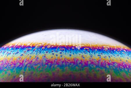 Makro von bunten irisierenden Seifenblase mit abstrakten Mustern und Formen, konzeptionelle Planetenformen, futuristische Raum Kunst Tapete Stockfoto