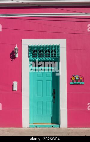 Schöne Fassade eines restaurierten Hauses in der Innenstadt von Merida, Mexiko Stockfoto