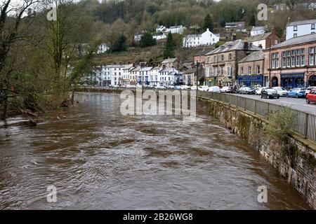 River Derwent, Running High, Matlock-Bad, Derbyshire, England, Großbritannien Stockfoto