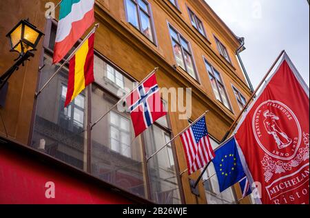 April 2018 In Stockholm Schweden Statt. Flaggen Italiens, Spaniens, Norwegens, der USA, der EU und Großbritanniens im Restaurantgebäude in Stockholm. Stockfoto