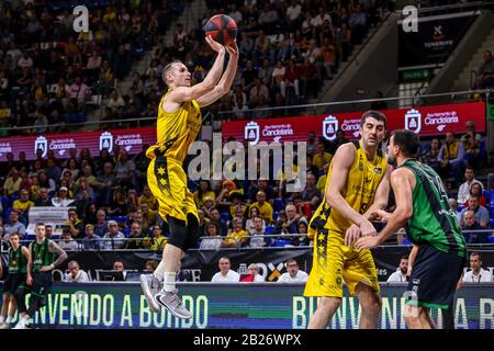 San Cristobal Della Laguna, Spanien. Februar 2020. Marcelinho Huertas, #9 von Iberostar Tenera im Einsatz während der ACB Liga Endesa Regulären Saison Runde 22 zwischen Iberostar Tenera und Joventut Badalona bei Pabellón Santiago Martín, San Cristobal de La Laguna - Tenera. (Endstand; Iberostar Tenera - Joventut Badalona 96-90) (Foto von Davide Di Lalla/Pacific Press/Sipa USA) Credit: SIPA USA/Alamy Live News Stockfoto