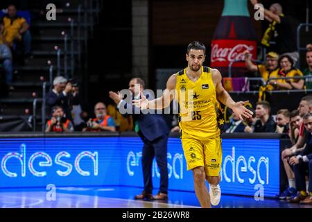 San Cristobal Della Laguna, Spanien. Februar 2020. Alex Lopez, #25 von Iberostar Tenera im Einsatz während der ACB Liga Endesa Regulären Saison 2019/2020 Runde 22 zwischen Iberostar Tenera und Joventut Badalona bei Pabellón Santiago Martín, San Cristobal de La Laguna - Tenera. (Endstand; Iberostar Tenera - Joventut Badalona 96-90) (Foto von Davide Di Lalla/Pacific Press/Sipa USA) Credit: SIPA USA/Alamy Live News Stockfoto