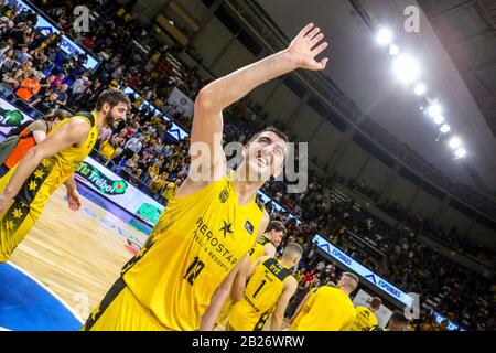 San Cristobal Della Laguna, Spanien. Februar 2020. Giorgi Shermadini, #19 von Iberostar Tenera feiert den Sieg des Matchins beim ACB Liga Endesa Regular Season Round 22 Game zwischen Iberostar Tenera und Joventut Badalona bei Pabellón Santiago Martín, San Cristobal de La Laguna - Tenera. (Endstand; Iberostar Tenera - Joventut Badalona 96-90) (Foto von Davide Di Lalla/Pacific Press/Sipa USA) Credit: SIPA USA/Alamy Live News Stockfoto