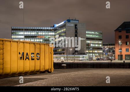 Antwerpen, Belgien - 5. Februar 2020: Ein Transportbehälter neben dem MAS 0Museum. Modernes Gebäude im Hintergrund. Stockfoto