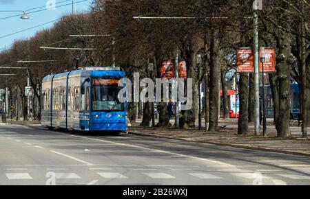 April 2018 In Stockholm, Schweden Statt. Blaue Straßenbahn auf einer der Straßen Stockholms bei klarem Wetter im Frühjahr. Stockfoto