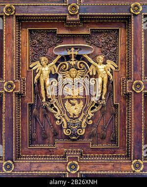 Familienwappensalat Borghese von der Holzdecke im Oratorium von Sant'Andrea al Celio in Rom, Italien. Stockfoto