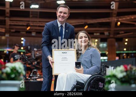 Berlin, Deutschland. März 2020. Radsport/Rennbahn: Weltmeisterschaft: David Lappartient, Präsident der Internationalen Radsportunion (Union Cycliste Internationale - IC), überreicht Kristina Vogel, Botschafterin der Radfahrer-Weltmeisterschaft, den Ehren-Preis für die Rennradsport-Weltmeisterschaft. Credit: Sebastian Gollnow / dpa / Alamy Live News Stockfoto