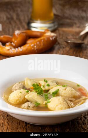 Bayerische Hochzeitssuppe auf einem Teller Stockfoto