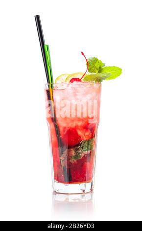 Cocktail mit Erdbeeren, Minze und Kalkscheiben isoliert auf weißem Hintergrund. Stockfoto