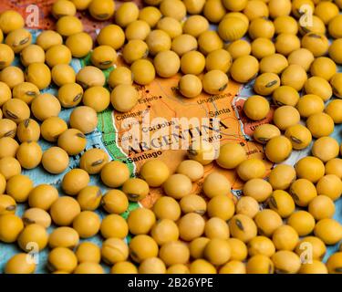 Sojabohnen auf der Karte Argentiniens. Südamerika Landwirtschaft, Sojabohnenexporte und Agrarkonzept. Stockfoto