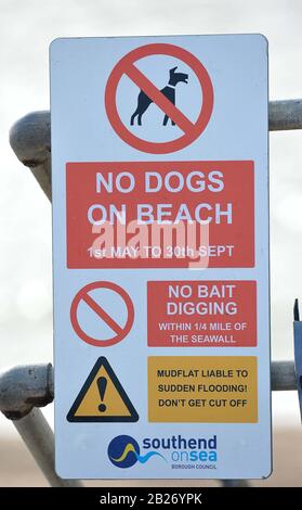 Southend. Großbritannien. Februar 2020. Ein Schild am Eingang des Strandes mit der Aufschrift "keine Hunde am Strand 1. Mai - 30. September", "kein Köpfchen graben", "Gefahr plötzlicher Überschwemmungen". Am Strand von Shoeburyness. Southend. Essex. GROSSBRITANNIEN. 19/02/2020. Obligatorische Gutschrift Joe Bowden/SportInPictures Stockfoto