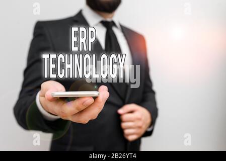 Handschriftertext Erp-Technologie. Konzeptfoto die integrierte Verwaltung der wichtigsten Geschäftsprozesse Männlich menschliche Kleidung formelle Arbeitskleidung halten Smart Hi Stockfoto