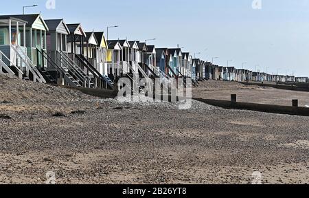 Southend. Großbritannien. Februar 2020. Farbige Strandhütten. Am Strand von Shoeburyness. Southend. Essex. GROSSBRITANNIEN. 19/02/2020. Obligatorische Gutschrift Joe Bowden/SportInPictures Stockfoto