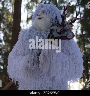 Yeti Märchenfigur im Winterwald. Fantasy-Foto im Freien. Stockfoto
