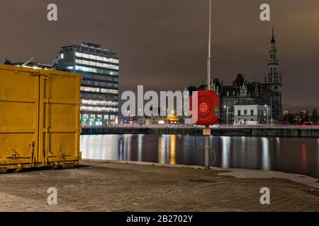 Antwerpen, Belgien - 5. Februar 2020: Eine Rettungsboje mit Loodswezen - Lotsenbau im Hintergrund Stockfoto