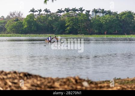 Am Karanji Lake am Ende des Nachmittags, Mysore, Indien, ist eine Gruppe von nicht erkennbaren vier Personen Bootstouren Stockfoto