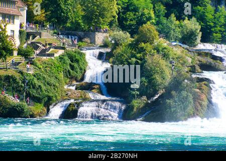 Der berühmte rhein fällt in den schweizer nahe der Stadt Schaffhausen - sonniger Tag und blauer Himmel Stockfoto