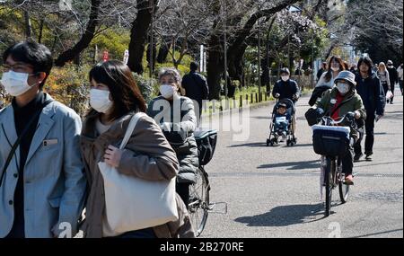 Tokio, Japan. März 2020. Menschen, die Gesichtsmasken tragen, besuchen den Ueno Park in Tokio, Japan am Sonntag, 1. März 2020. Japans Regierungsanfrage, landesweit ein großes Ereignis zu annullieren oder zu verschieben, um die Ausbreitung des neuen Coronavirus zu kontrollieren. Foto von Keizo Mori/UPI Credit: UPI/Alamy Live News Stockfoto