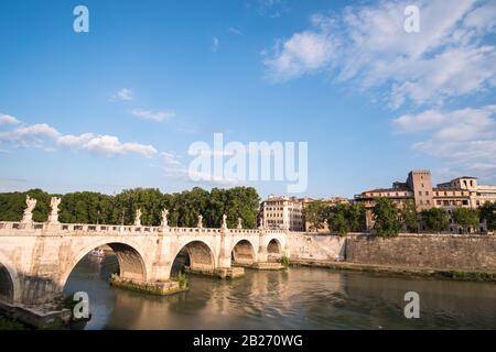 Rom, Italien. 17 Mai 2017: Blick auf das Castel Sant'Angelo oder Mausoleum des Hadrian auf Sant'Angelo Brücke entlang der Tiber. Stockfoto