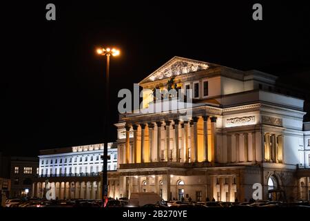 Das große Theater und die Nationaloper (poln.: Oper Narodowa im Theater am Wietr) beleuchteten nachts in der Stadt Warschau in Polen Stockfoto