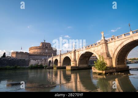 Rom, Italien. 17 Mai 2017: Blick auf das Castel Sant'Angelo oder Mausoleum des Hadrian auf Sant'Angelo Brücke entlang der Tiber. Stockfoto