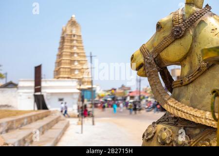 Karussellpferd und Sri Chamundeshwari Devi Tempel, mit unerkennbaren verschwommenen Menschen im Hintergrund, Mysore, Indien Stockfoto