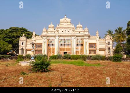 Jaganmohan Palace Art Gallery and Auditorium fadenure and main entrance, mitgenommen am Nachmittag, ohne Leute, Mysore, Indien Stockfoto