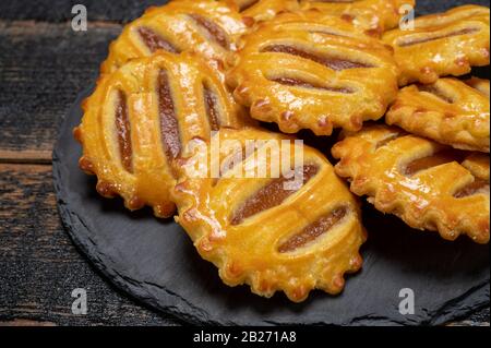 Kleine runde, frisch gebackene Plätzchen mit Äpfeln, die dicht beieinander liegen Stockfoto