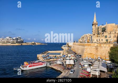 VFS-Fährschiff zwischen Valletta und Sliema im Marsamxett Harbour im Mittelmeer, Altstadt von Valletta auf Malta Stockfoto