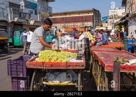 Mysore, Indien - 12. März 2018: Ein Händler, der Trauben auf einem externen Bauernmarkt in Mysore verkauft, am Morgen in Indien eingenommen. Stockfoto