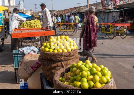Mysore, Indien - 12. März 2018: Ein Händler, der Trauben und Zitrone auf einem externen Bauernmarkt in Mysore verkauft, am Morgen in Indien eingenommen. Stockfoto