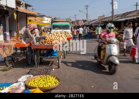 Mysore, Indien - 12. März 2018: Granatapfel und Melone auf einem externen Bauernmarkt in Mysore, morgens eingenommen in Indien. Stockfoto