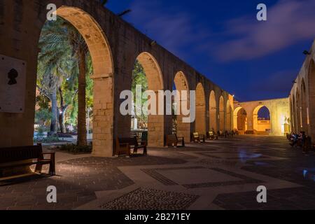 Valletta auf Malta, Upper Barrakka Gardens Terrasse mit Kolonnade bei Nacht, beliebter Wahrzeichen der Stadt Stockfoto