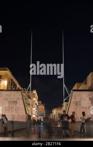 Valleta City Gate (Maltesisch: Bieb il-Belt) nachts in Malta Stockfoto