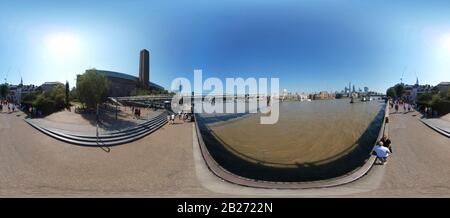 420 x 180 Grad-Panorama: Millennium Bridge, St. Paul's Cathedral, Tate Modern Gallery, Skyline, London, England (nur für redigationelle Verendung. Ke Stockfoto
